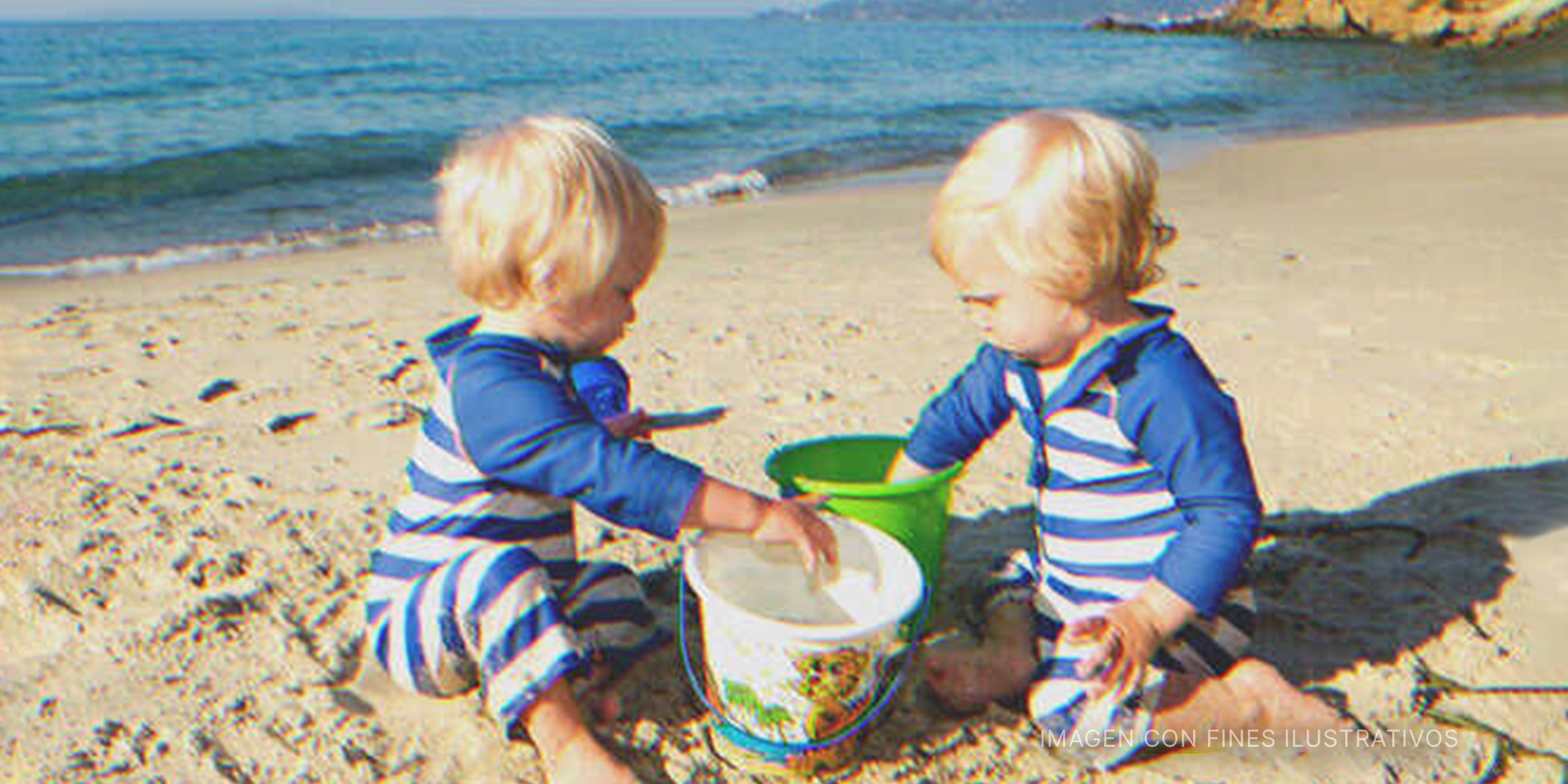 Gemelos jugando en la playa | Foto: Getty Images