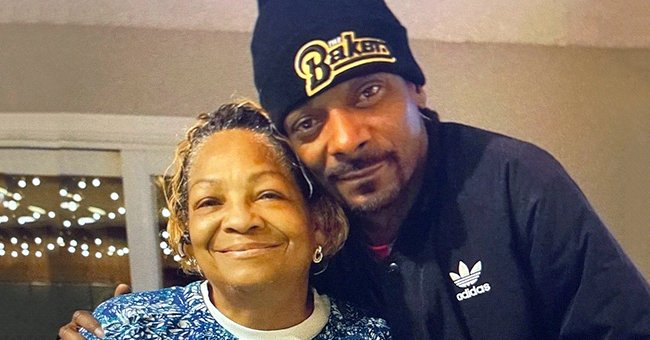 Snoop Dogg with his mom. | Photo: instagram.com/snoopdogg