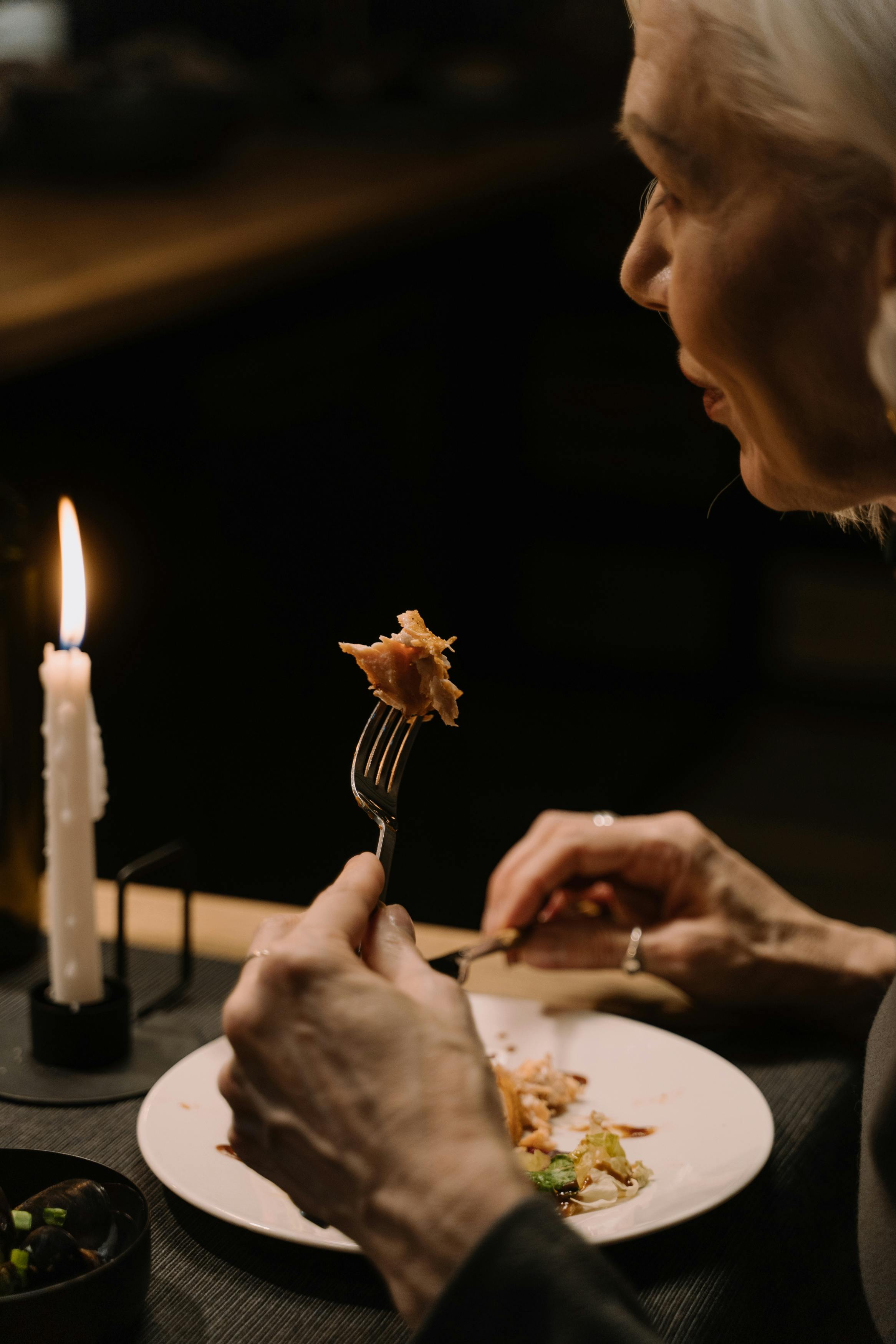 A woman eating dinner | Source: Pexels