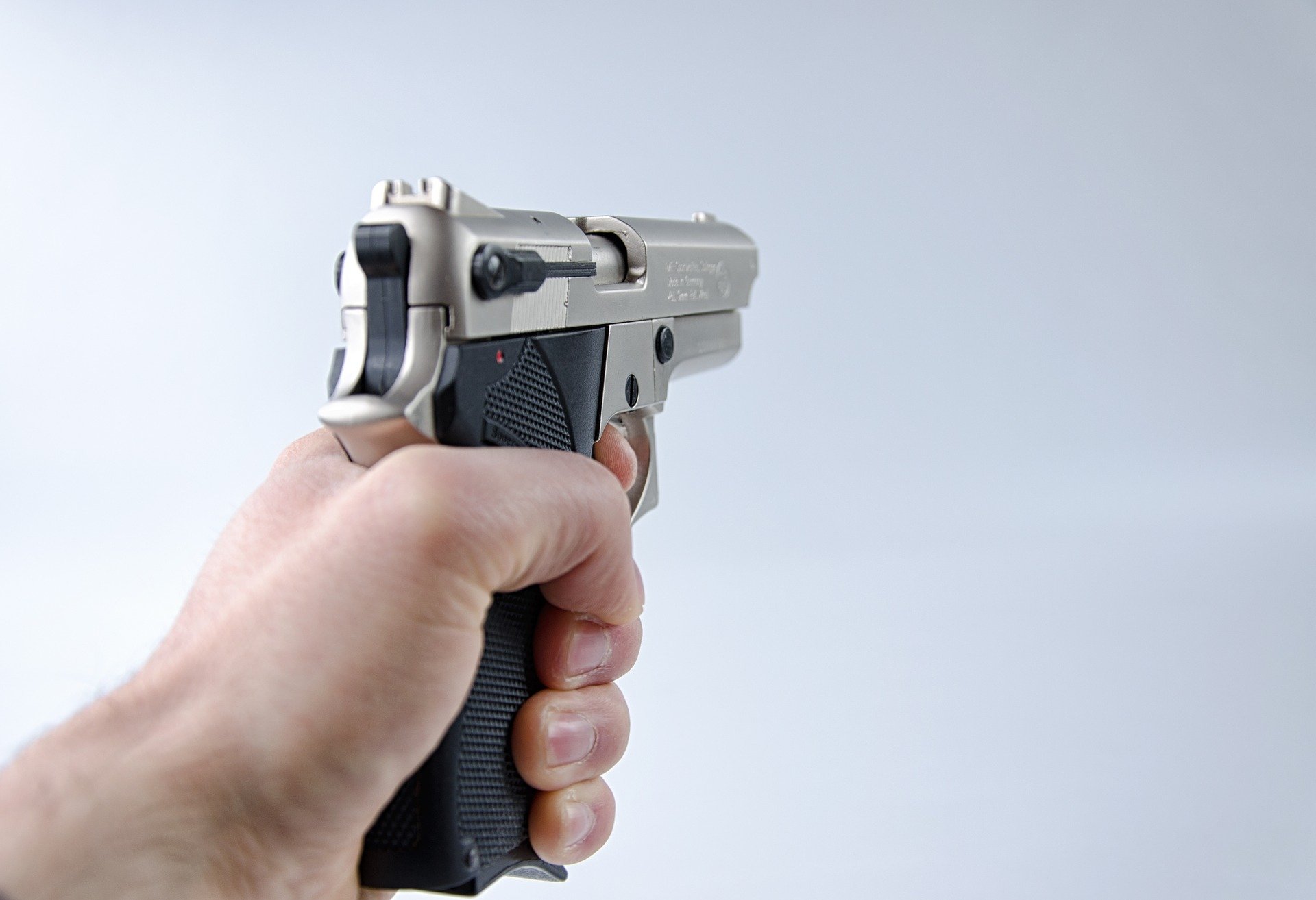 A photo of an aimed handgun | Source: Pixabay