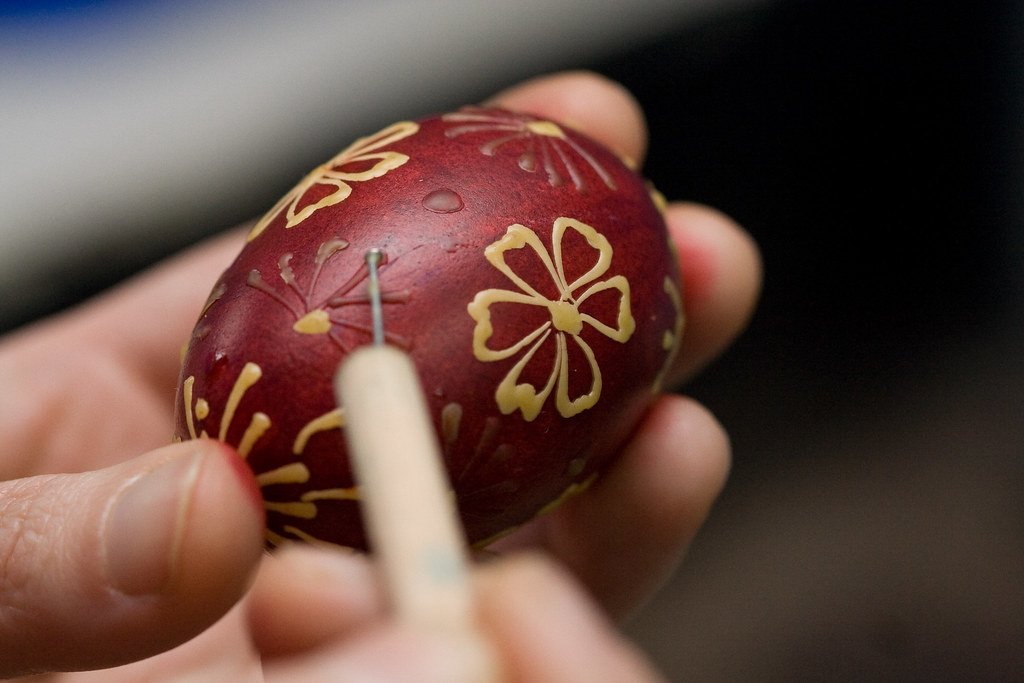 Huevo decorado con pintura inflable. | Imagen: Flickr