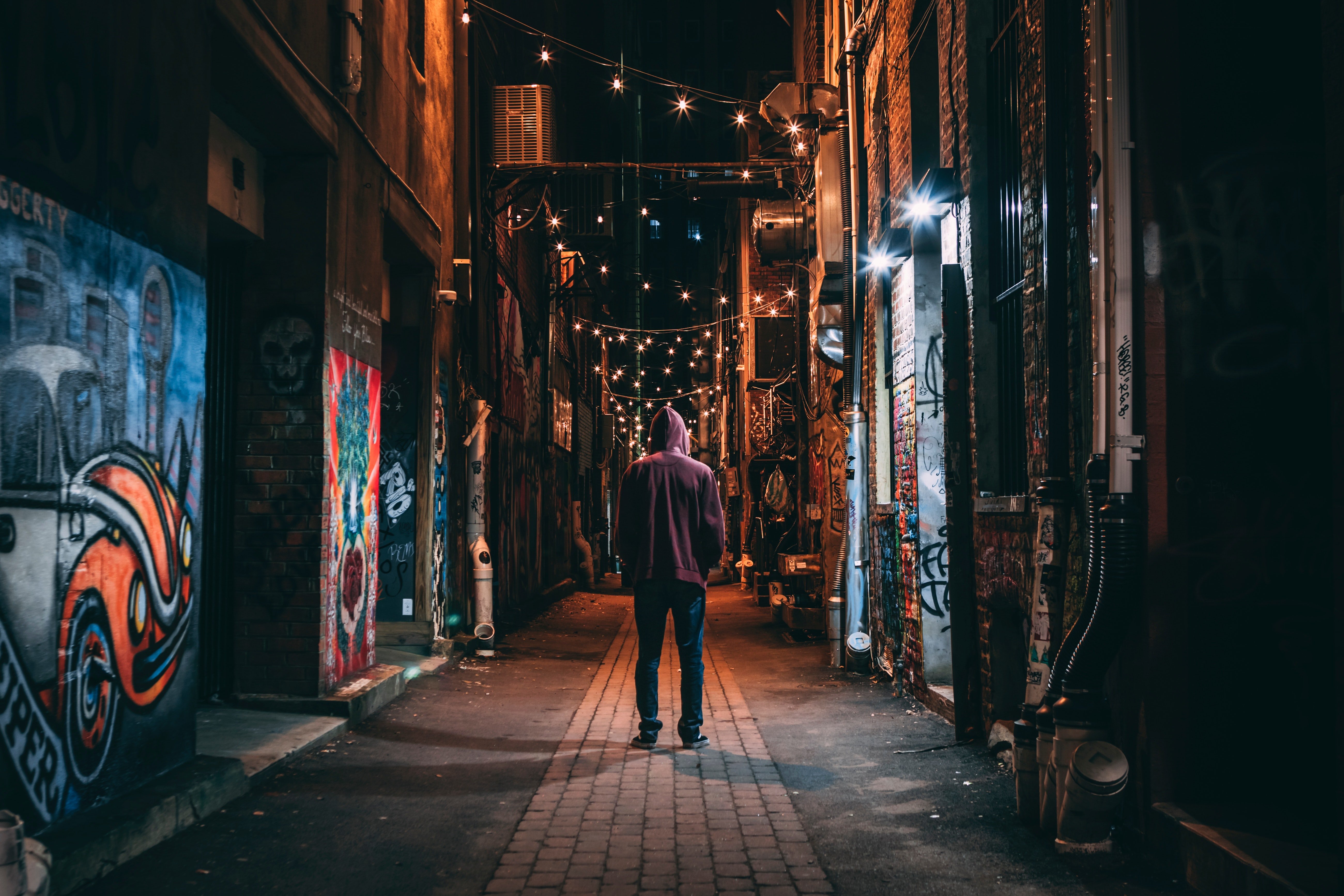 A man walking in a dark alley | Photo: Pexels
