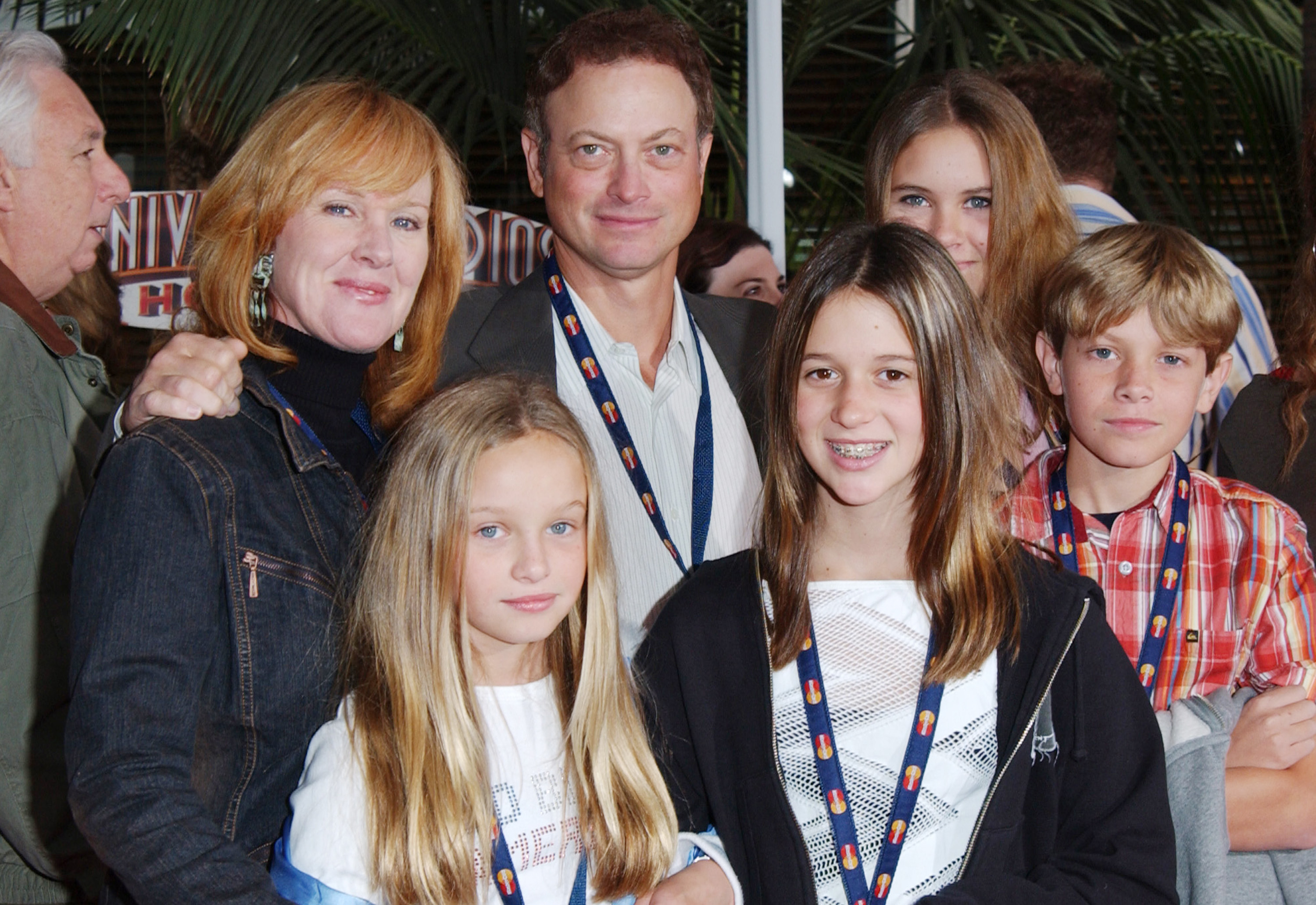 Moira Harris and Gary Sinise (center) with family during World Premiere of "The Cat In The Hat" at Universal Studios Cinemas in Hollywood, California, on November 8, 2003. | Source: Getty Images