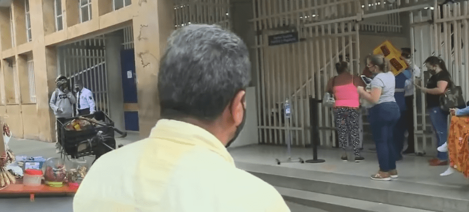 Alonso Bustamante a las afueras de la clínica. | Foto: Captura de Facebook/Noticias RCN Alonso Bustamante a las afueras de la clínica. | Foto: Captura de Facebook/Noticias RCN