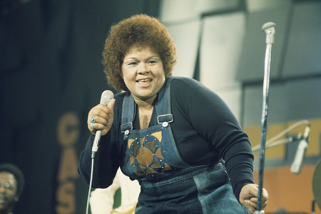Etta James, U.S. blues and jazz singer, on stage during a live concert performance at the Montreux Jazz Festival, in Montreux, Switzerland, 11 July 1975. | Photo: Getty Images