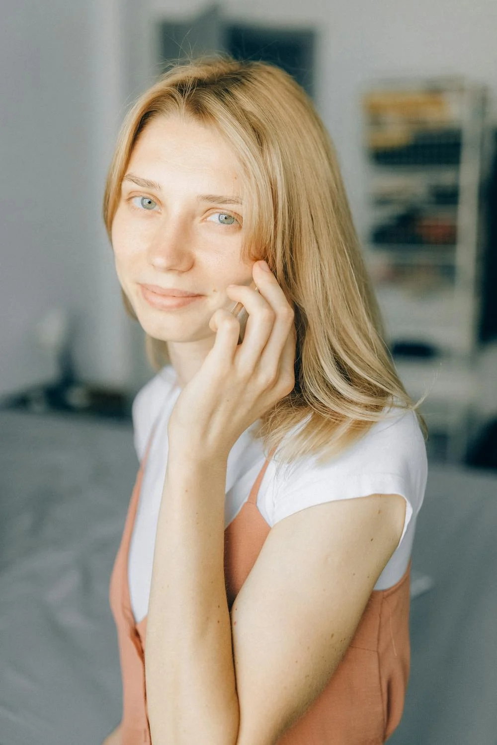 A woman talking on her phone | Source: Pexels