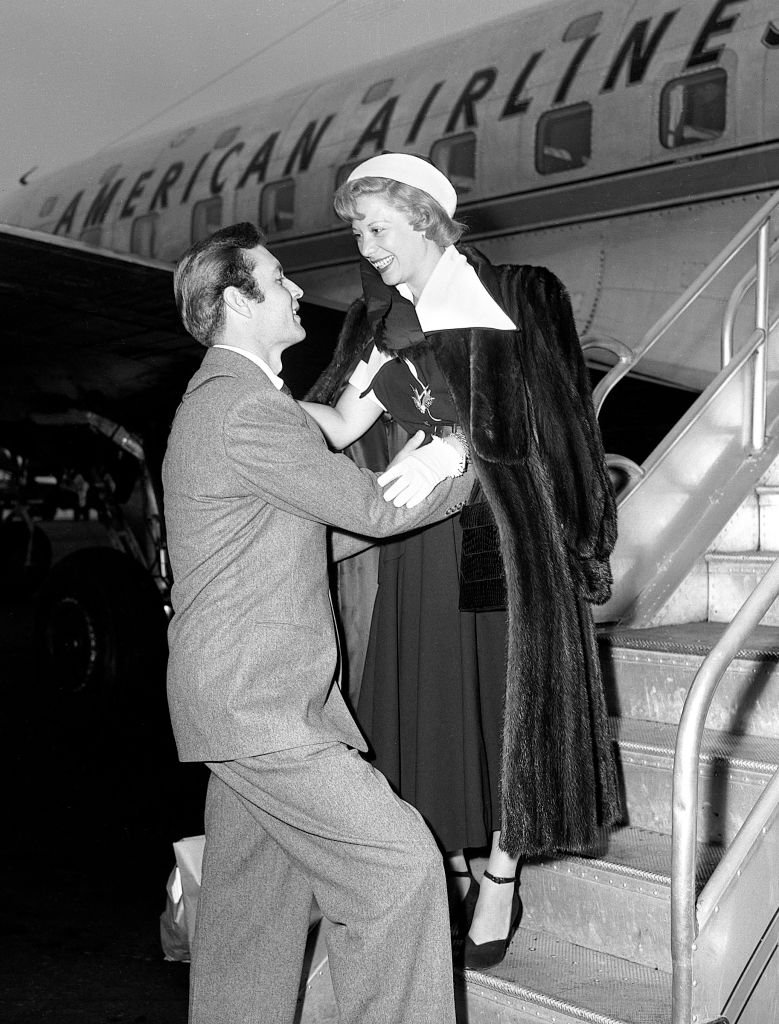 Dinah Shore is greeted by George Montgomery, as she arrives at LaGuardia Airport in New York, New York, on May 20, 1949. | Photo: Getty Images 