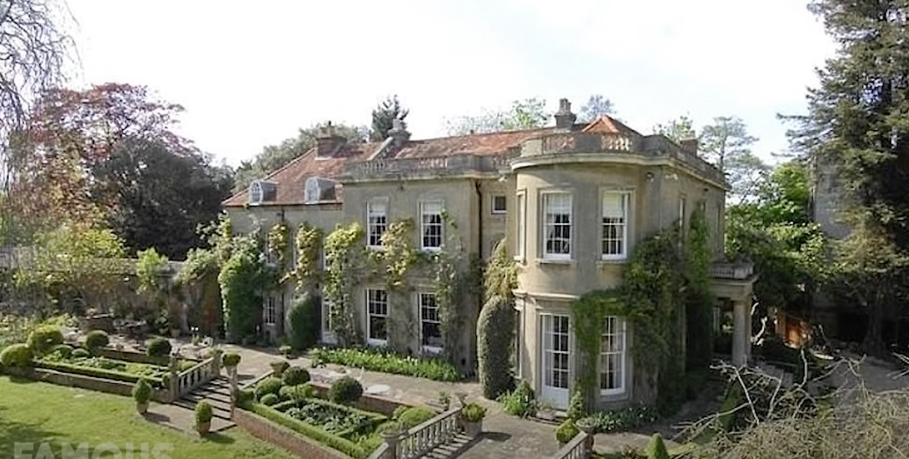 An exterior view of George and Amal Clooney's home at River Thames in London, United Kingdom | Source: YouTube@FamousEntertainment