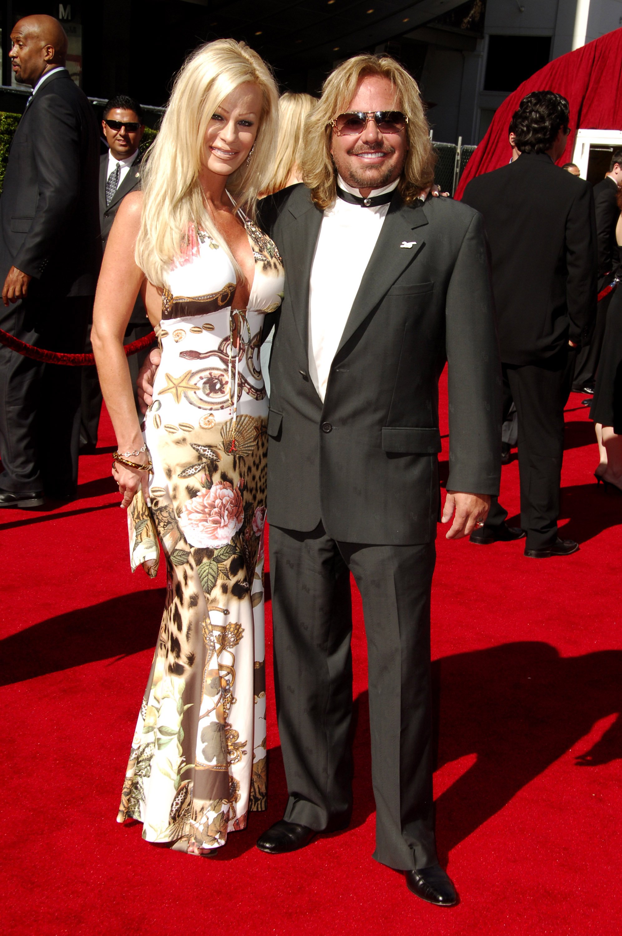 Vince Neil and Lia Gerardini pose during 2006 ESPY Awards on July 16, 2006, in Los Angeles | Source: Getty Images