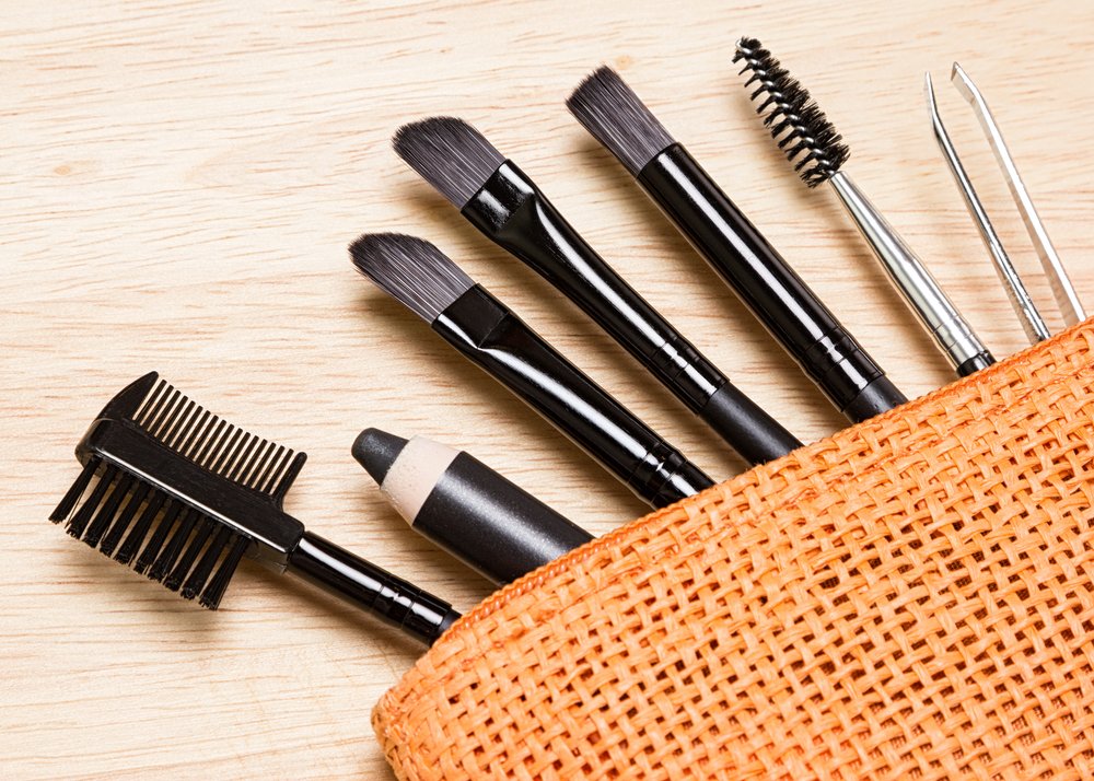 Accesorios para el cuidado de las cejas. | Foto: Shutterstock