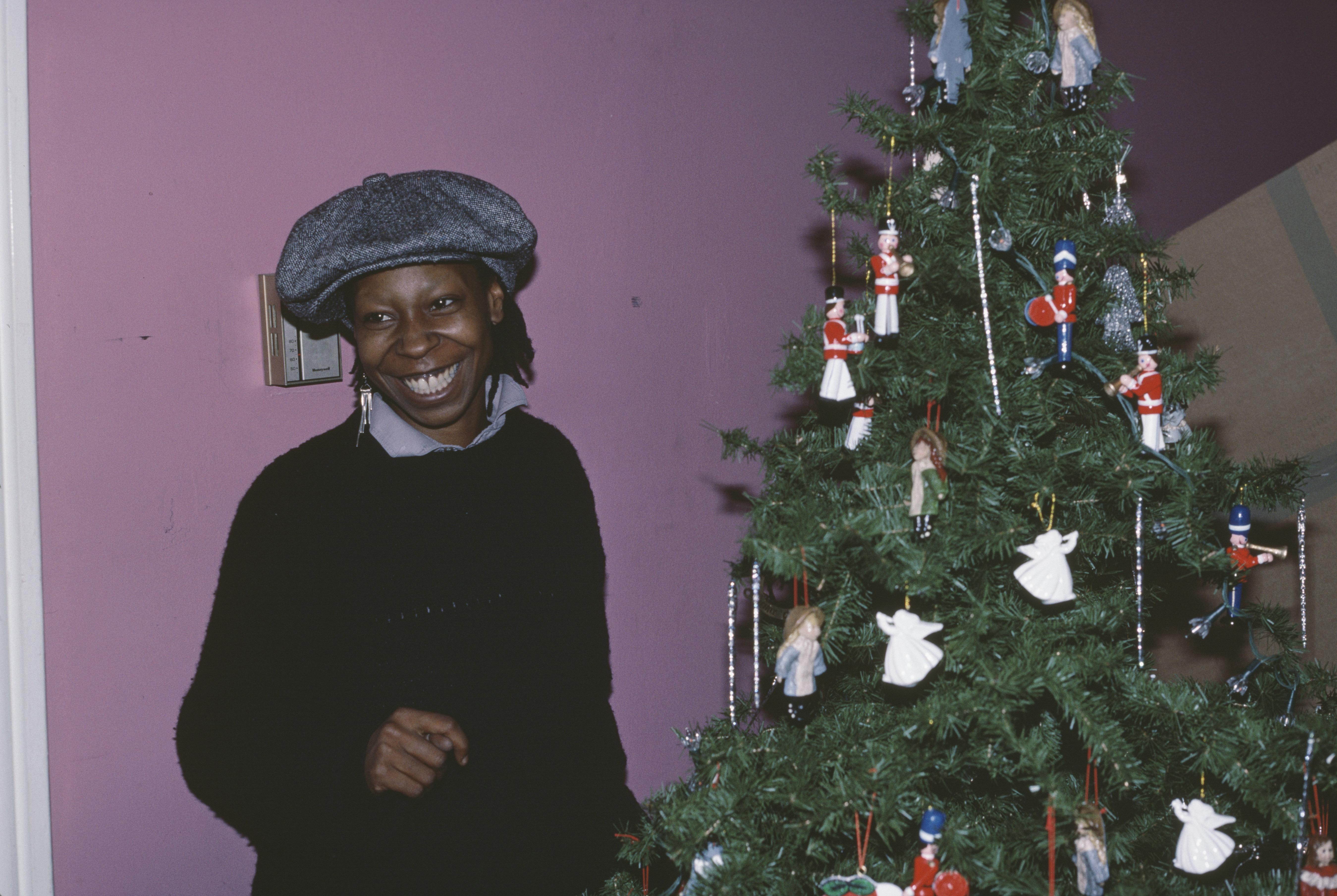 Whoopi Goldberg con su árbol de Navidad en la 2ª Gala Anual "A Night of 100 Trees", a beneficio de las Olimpiadas Especiales de Nueva York, celebrada en el Limelight de Nueva York, el 7 de diciembre de 1983. | Foto: Getty Images