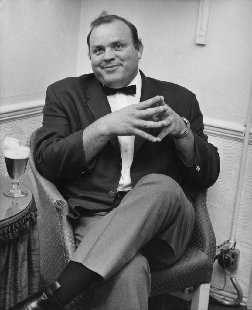 Der amerikanische Schauspieler Dan Blocker (1928 - 1972) in seiner Garderobe im Londoner Palladium | Quelle: Getty Images