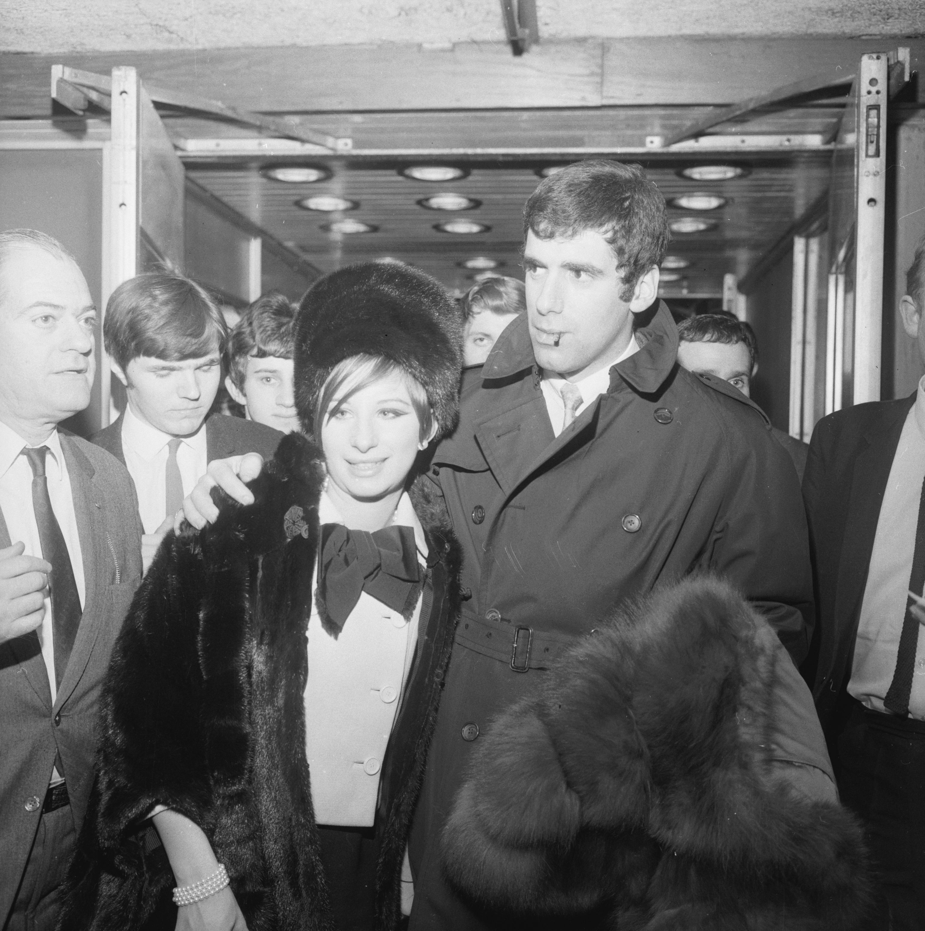 Barbra Streisand kommt mit ihrem Ehemann Elliott Gould auf dem Londoner Flughafen an. | Quelle: Getty Images
