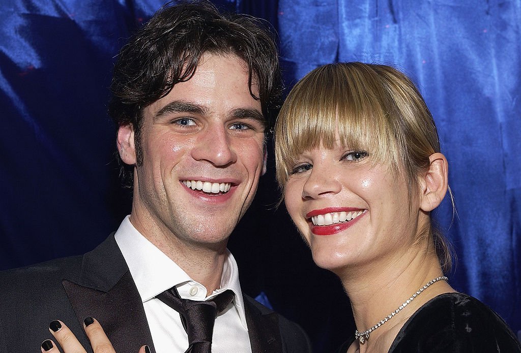 Eddie Cahill and Nikki Uberti attend the Distinctive Assets Gift Lounge at the People's Choice Awards in Pasadena, California on January 9, 2005 | Photo: Getty Images