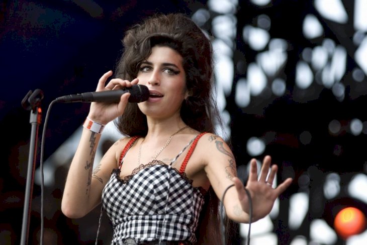 UNITED STATES - AUGUST 05: LOLLAPALOOZA Photo of Amy WINEHOUSE, Amy Winehouse performing on stage (Photo by Daniel Boczarski/Redferns)