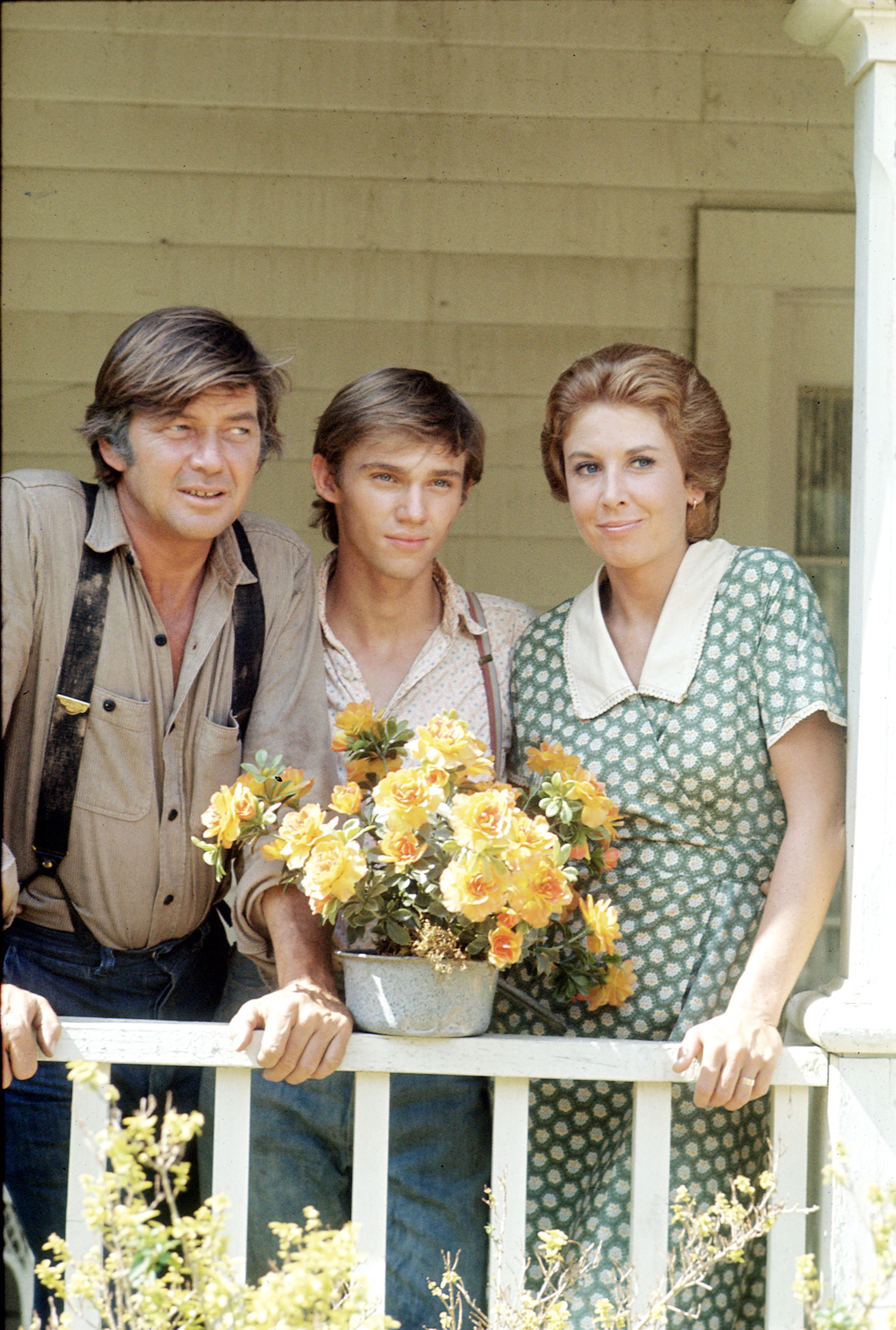 Ralph Waite, Richard Thomas, and Michael Learned in "The Waltons," January 1, 1974 | Source: Getty Images