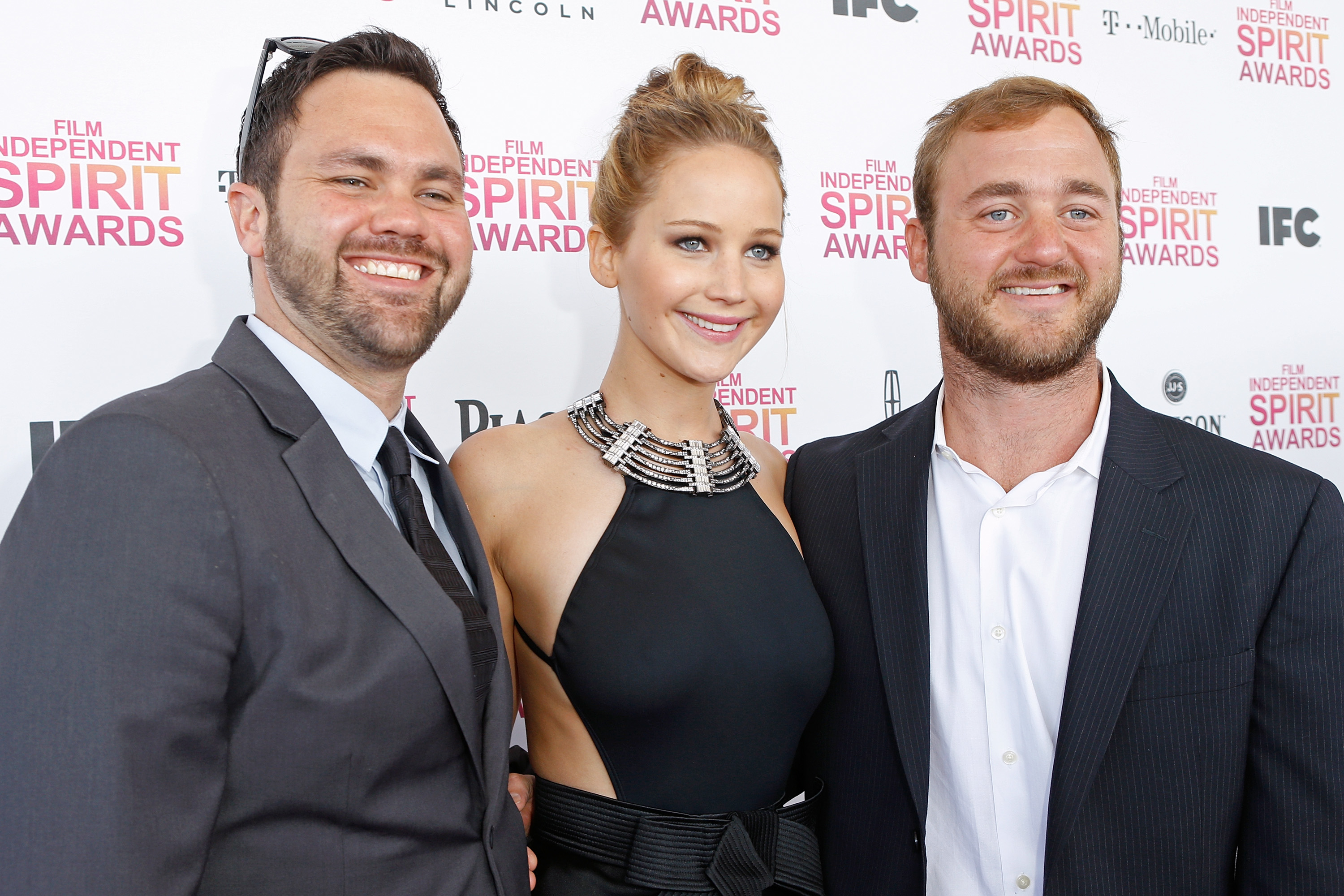 Jennifer Lawrence und ihre Brüder bei den Film Independent Spirit Awards 2013 in Santa Monica, Kalifornien. | Quelle: Getty Images