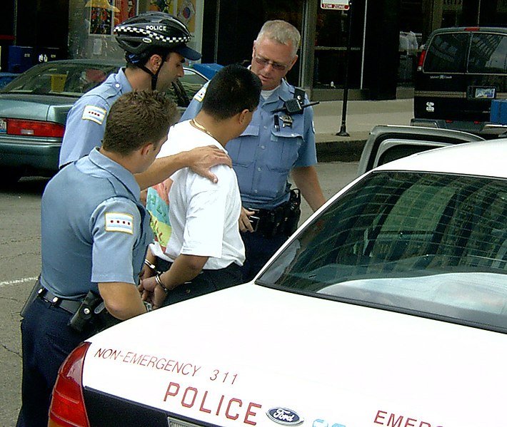 Hombre siendo arrestado por la policía. | Imagen: Wikipedia Hombre siendo arrestado por la policía. | Imagen: Wikipedia