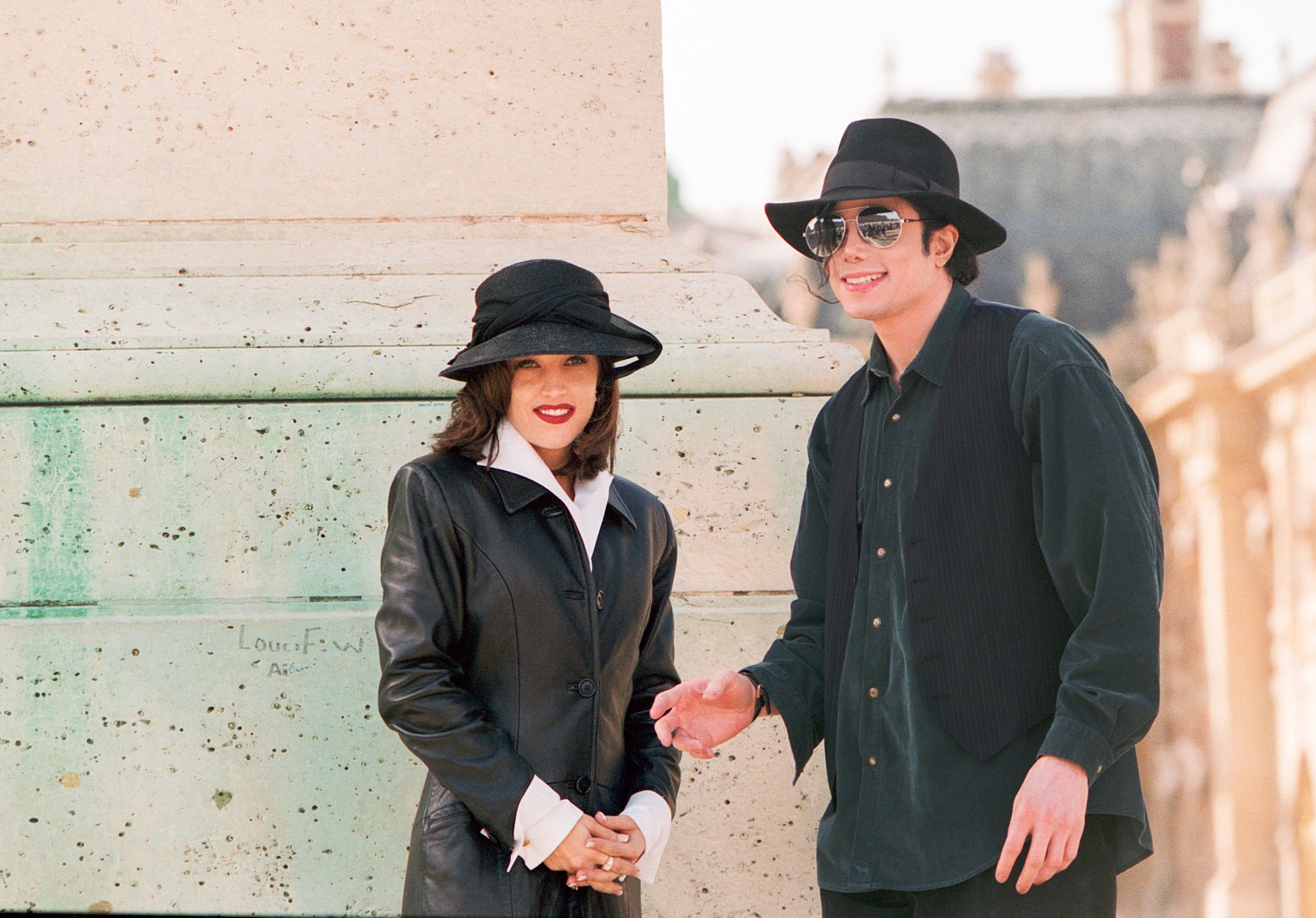 Lisa Marie Presley and Michael Jackson pose at the "Chateau de Versailles" on September 5, 1994 in Versailles, France. | Source: Getty Images