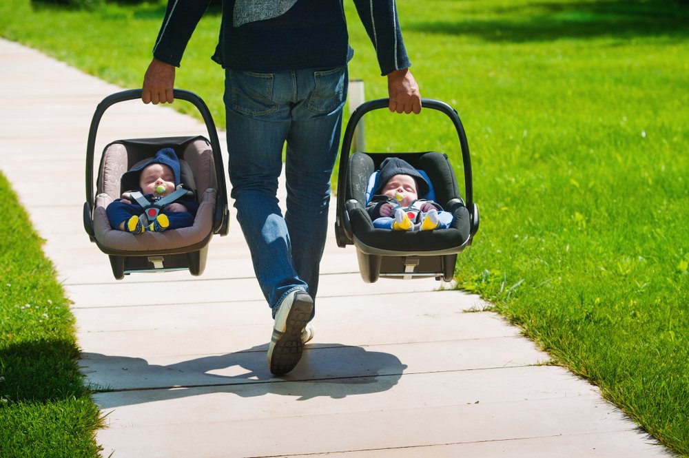 Hombre cargando dos sillas para bebés-Imagen tomada de Shutterstock. Hombre cargando dos sillas para bebés-Imagen tomada de Shutterstock.