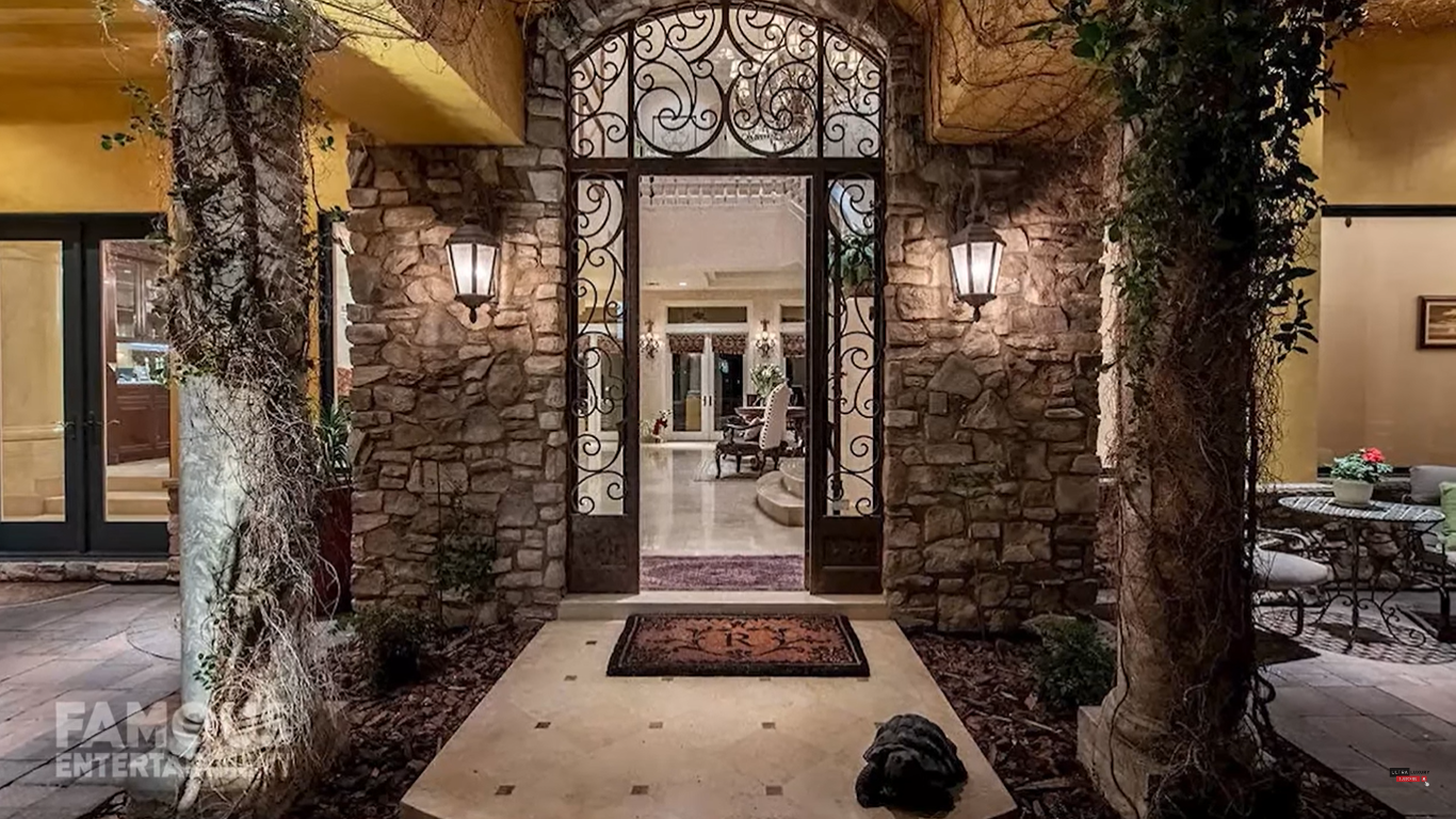 An entry-way view of Celine Dion's former home in Summerlin, Las Vegas | Source: YouTube/FamousEntertainment
