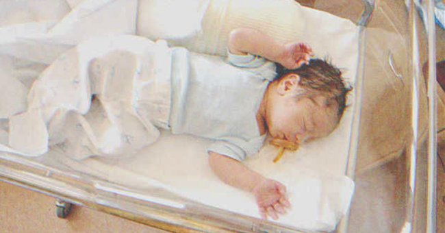 Un bebé duerme en una cuna de hospital. | Foto: Shutterstock