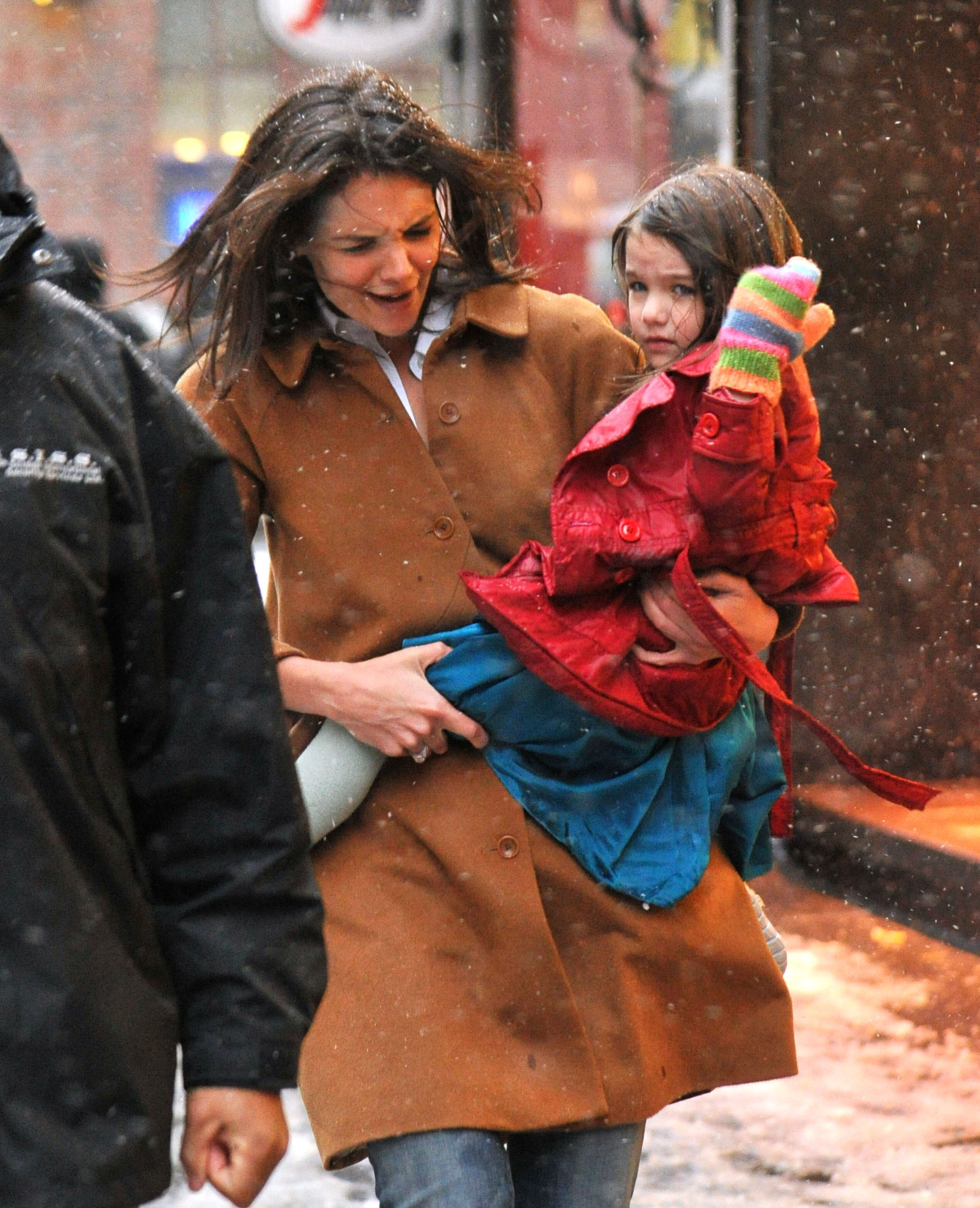 Katie Holmes reacts while carrying her daughter Suri Cruise on the streets of Manhattan on February 10, 2010 | Source: Getty Images