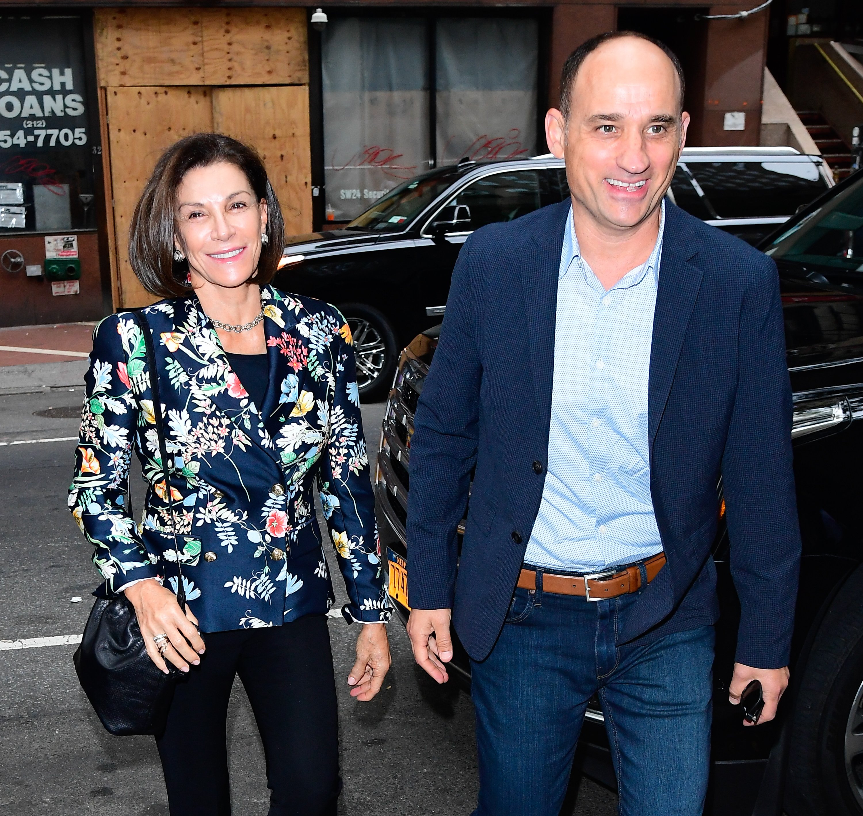 Hilary Farr and David Visentin outside the "Today" show studio in 2019 in New York | Source: Getty Images