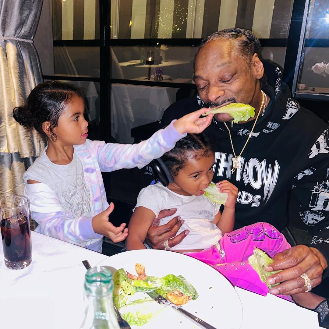 Snoop Dogg eating with his granddaughters, dated March 2024 | Source: Instagram/cbroadus