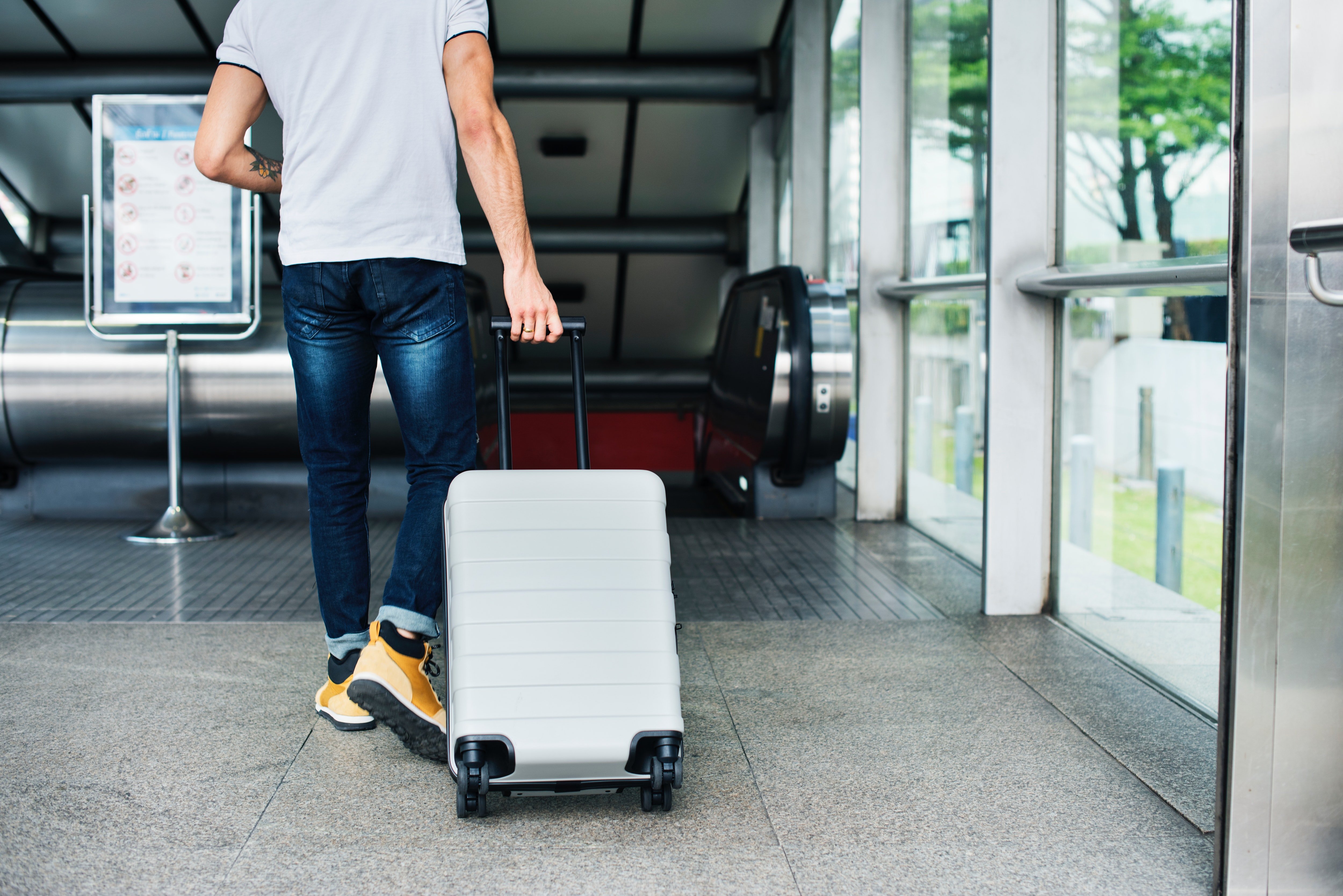 A man carrying a suitcase. | Source: Pexels