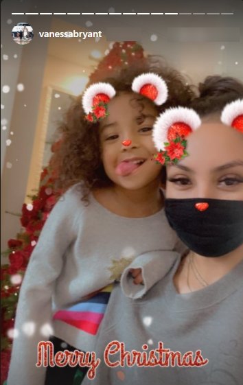A selfie of Vanessa Bryant and her daughter Bianka with a Christmas filter. | Photo: Instagram/Vanessabryant