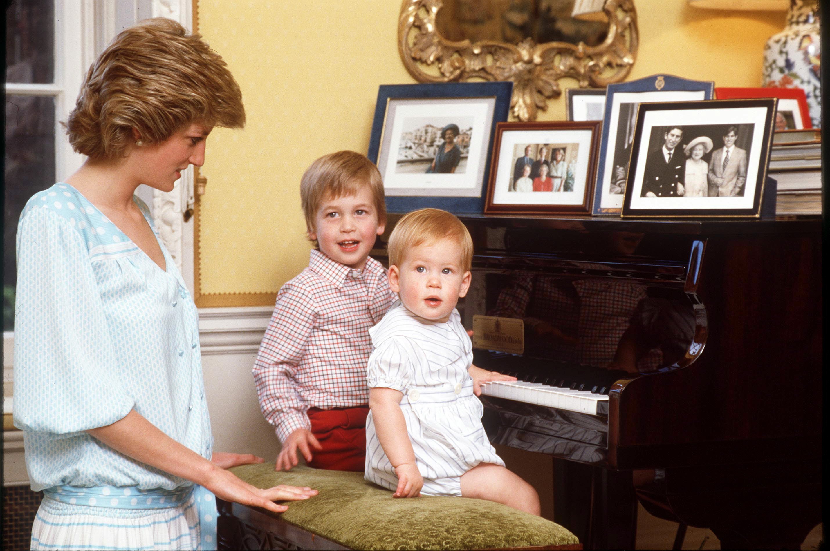  Princess Diana With Prince William And Prince Harry On The Piano At Home In Kensington Palace in 1985 | Source: Getty Images