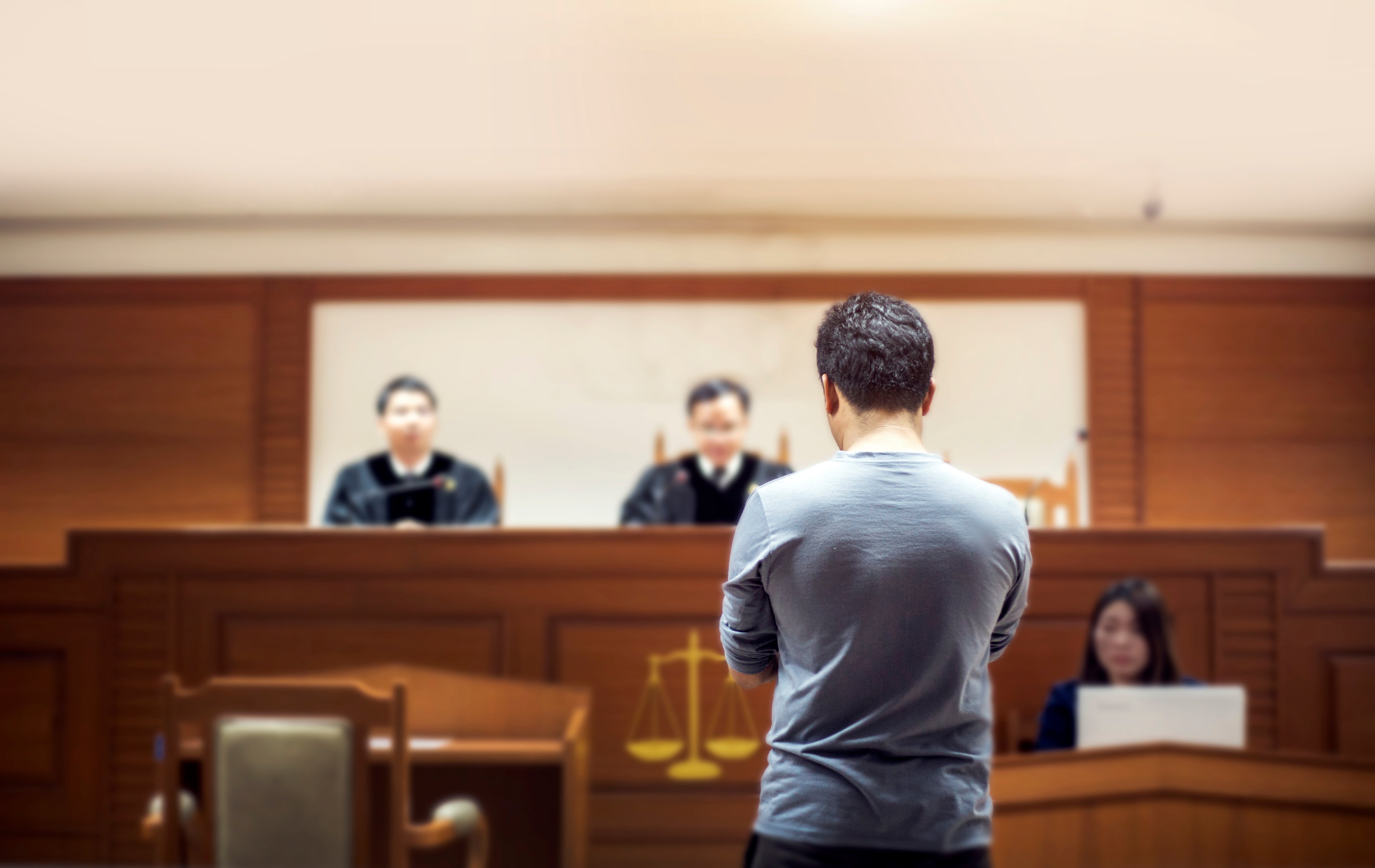 Rückseite eines Zeugen im Gespräch mit dem Richter vor Gericht | Quelle: Shutterstock