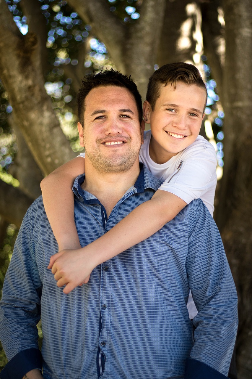 A happy boy embracing his father | Source: Pixabay