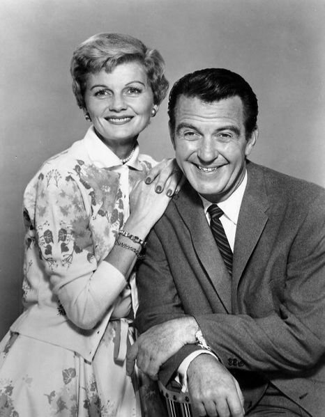  Barbara Billingsley and Hugh Beaumont as June and Ward Cleaver from the television program "Leave it to Beaver." | Source: Wikimedia Commons