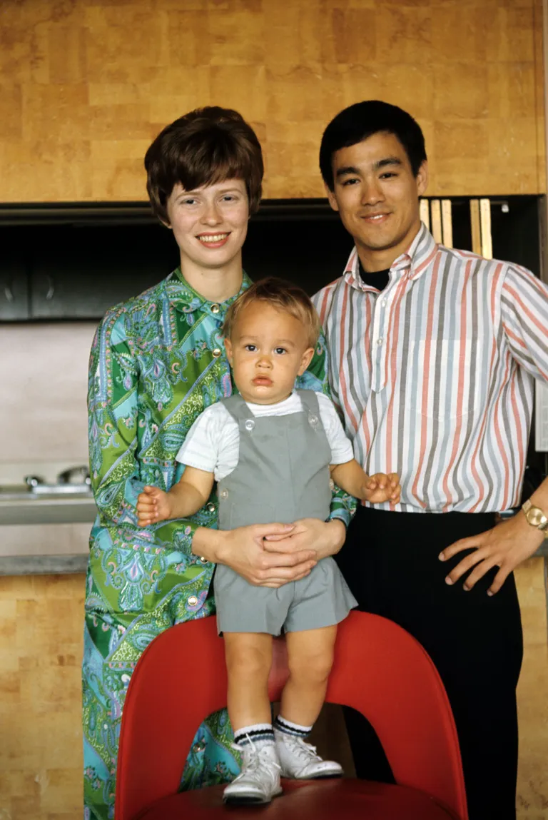 Actor Bruce Lee, his wife Linda Emery, and son Brandon Lee in 1973 | Source: Getty Images