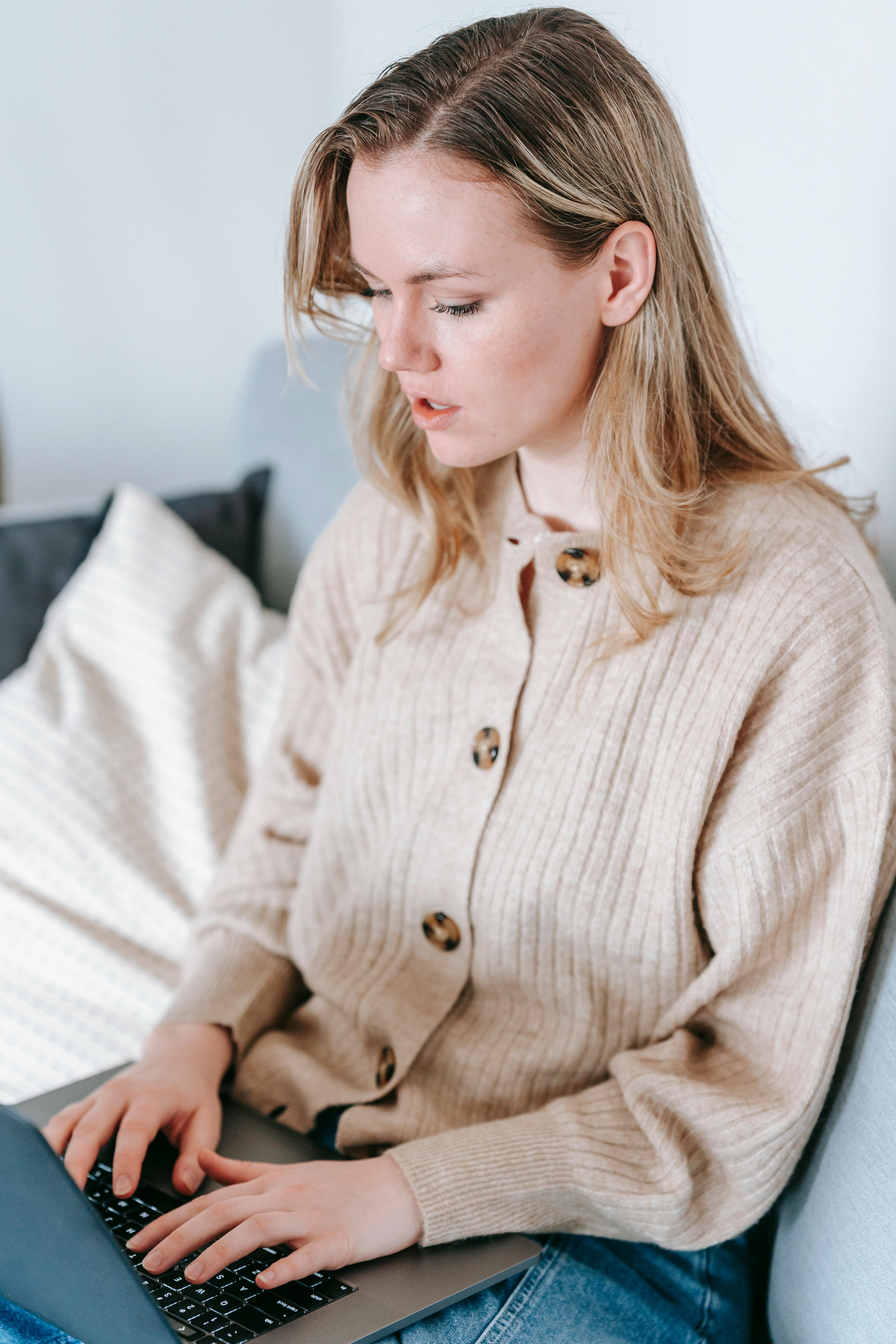 A woman using her laptop at home | Source: Pexels