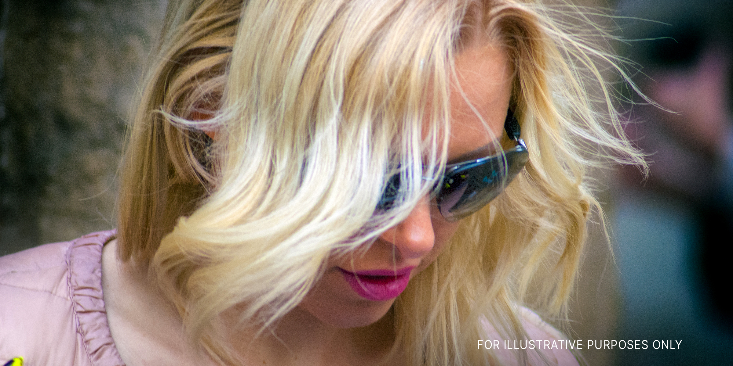 A Blonde-Haired Woman Looking Down While Wearing Sunglasses | Source: Flickr.com/g_u/CC BY-SA 2.0