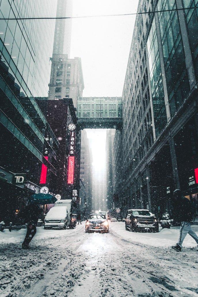 Una avenida nevada en una gran ciudad repleta de gente. | Foto: Unsplash