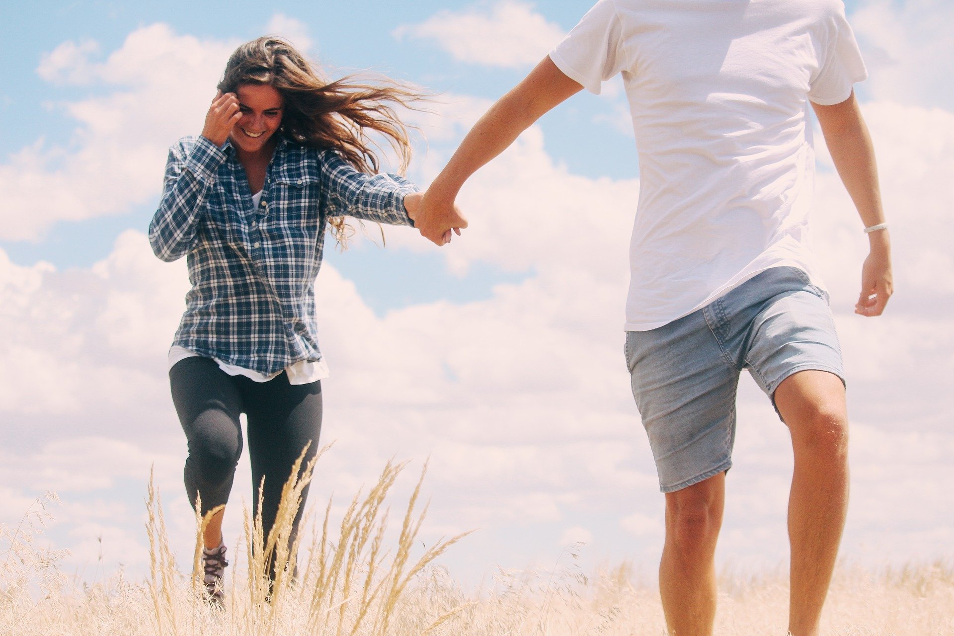 Pictured - A couple holding hands | Source: Pixabay