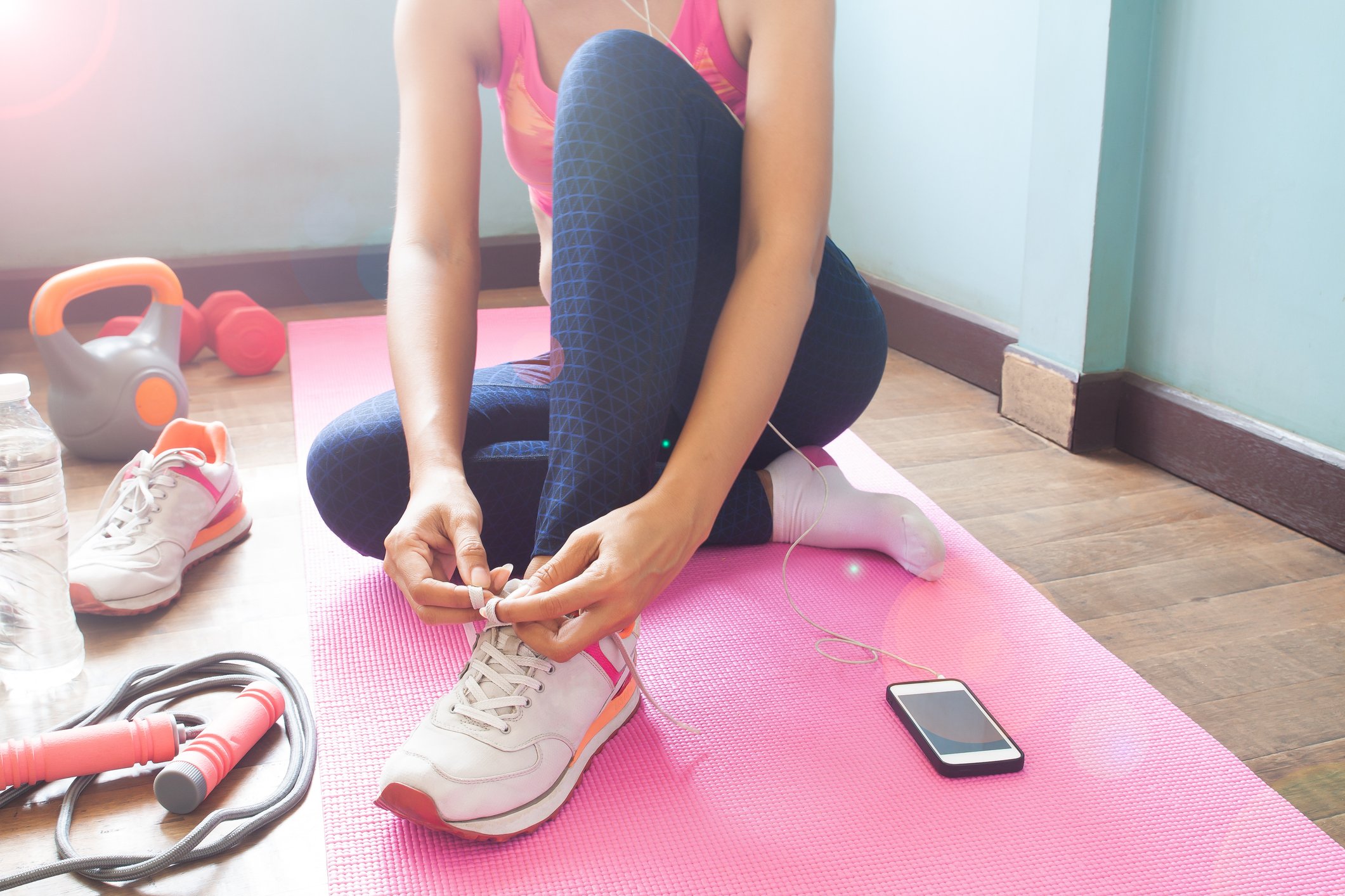 Femme assise sur un tapis à la maison. | Photo : Getty Images