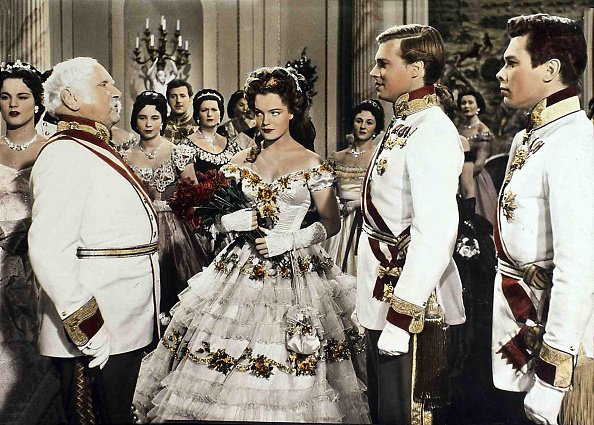 Ute Franz, Erich Nikowitz, Romy Schneider, Karlheinz Böhm, Peter Weck Kaiser Franz Josef von Österreich (Karlheinz Böhm) verkündet zum Erstaunen aller seine Verlobung mit Sissi (Romy Schneider) | Quelle: Getty Images