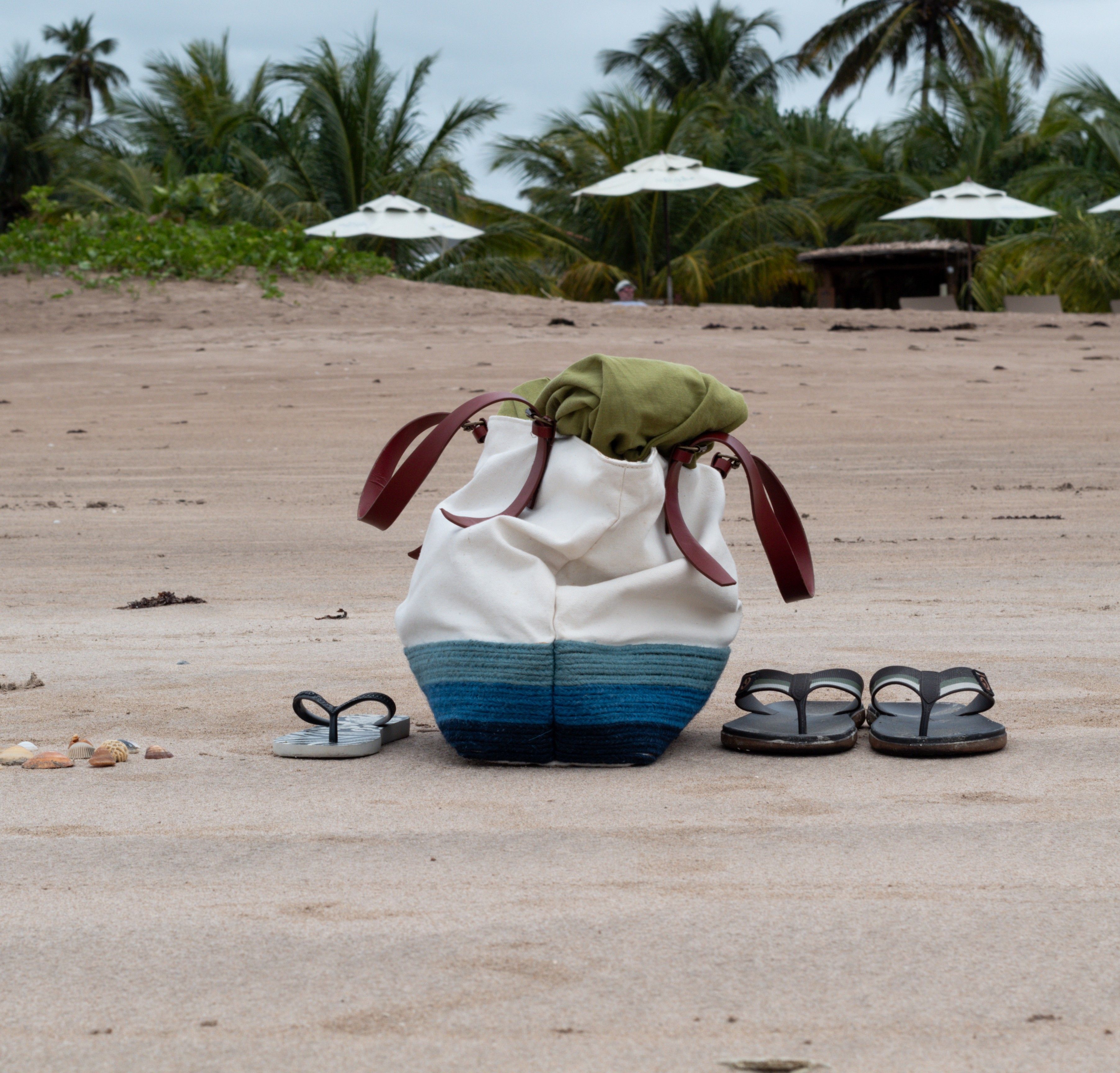Unattended bag on the beach | Source: Pexels