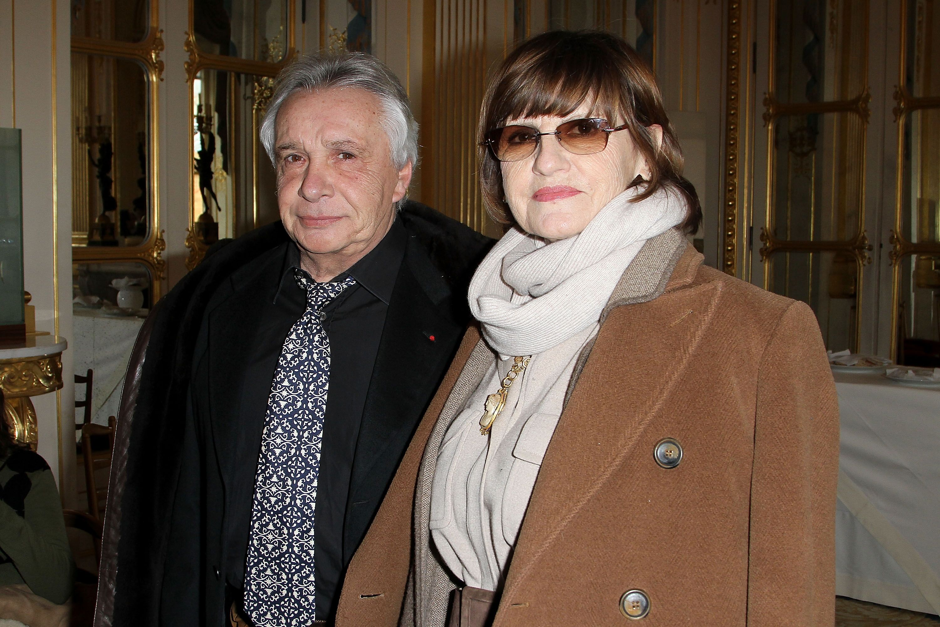 Michel Sardou et son épouse Anne-Marier Perier assistent à la cérémonie "Personnalités du Design et de la Photographie à l'honneur " au Ministère de la Culture à Paris, France. | Photo : Getty Images