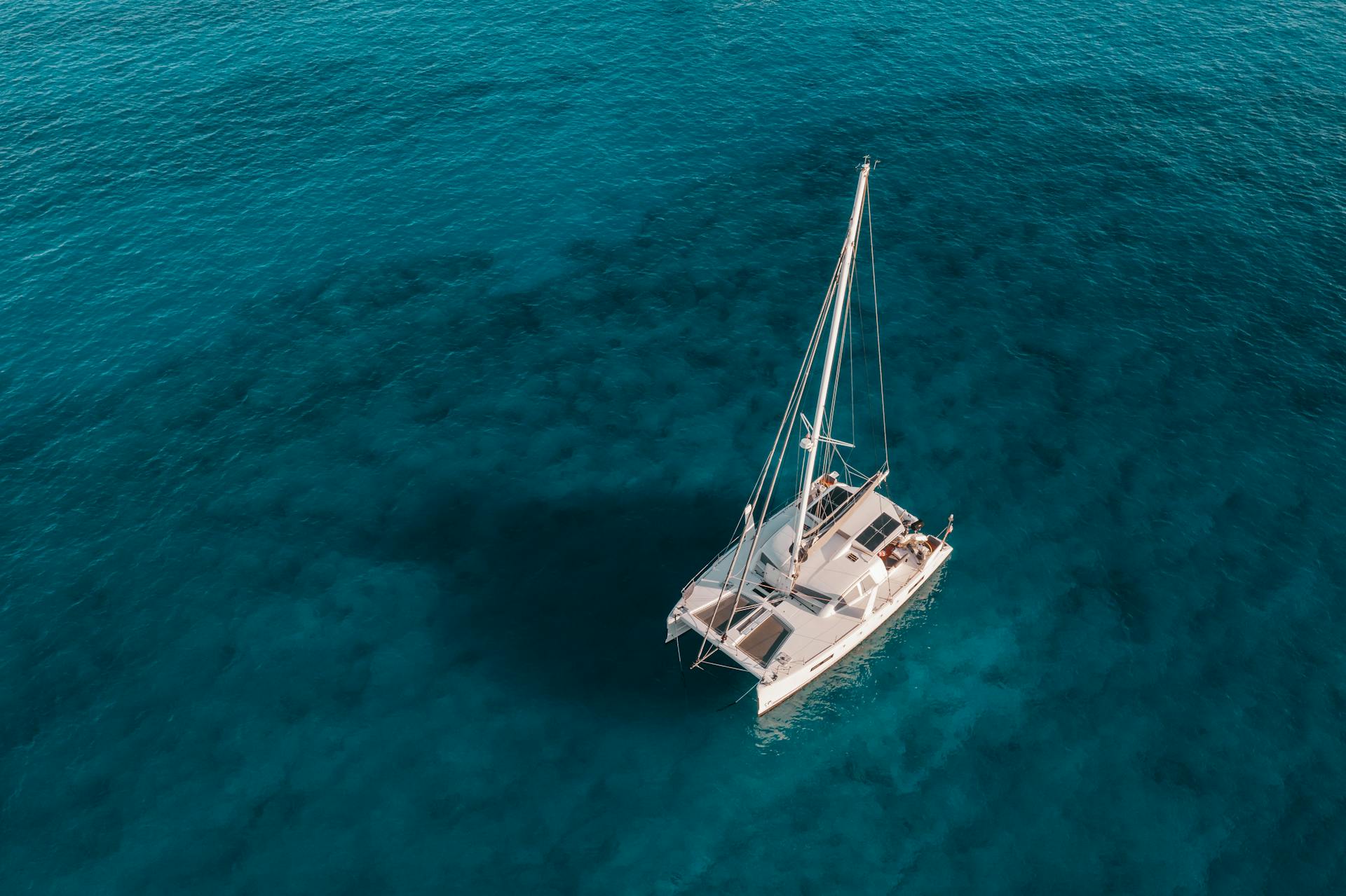 A boat in the ocean | Source: Pexels