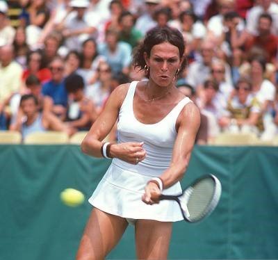  Renee Richards hits a return during the Women's 1977 US Open Tennis Championships circa 1977 | Photo: Getty Images