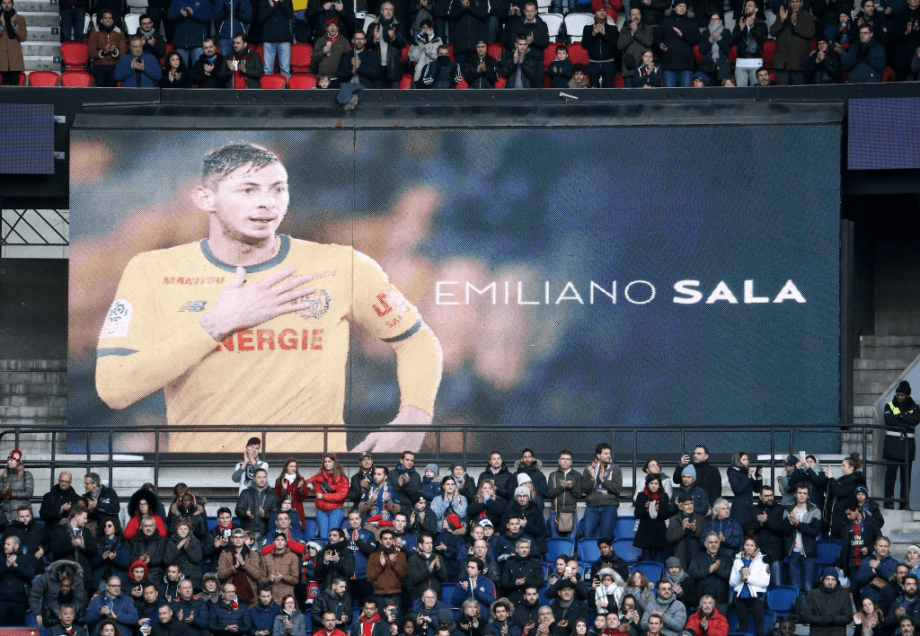 PARIS, FRANCE - 9 FÉVRIER : Hommage à Emiliano Sala avant le match de Ligue 1 entre le Paris Saint-Germain (PSG) et les Girondins de Bordeaux au Parc des Princes le 9 février 2019 à Paris, France. | Photo : Getty Images