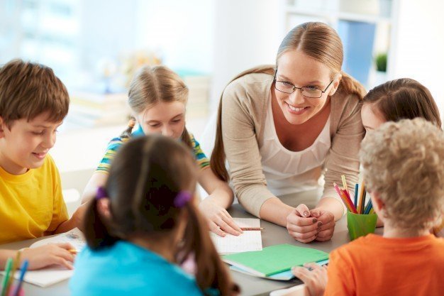 A teacher and students. Photo: Freepik