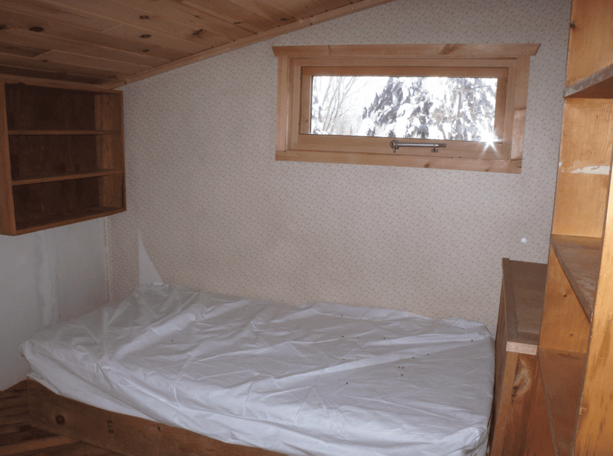 Mattress on the floor in a tiny bedroom. | Source: flickr.com