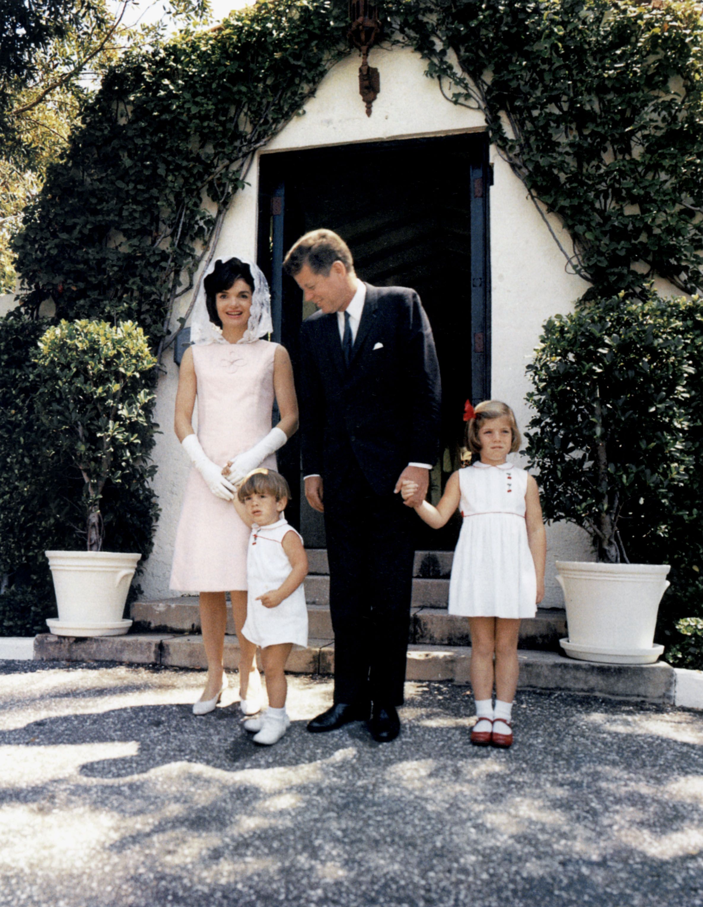 President John Kennedy, his wife Jackie, and their children John and Caroline at Palm Beach, Florida, on April 14, 1963 | Source: Getty Images